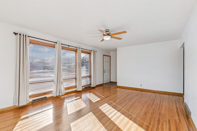 Building Photo - 3032 W 9th St