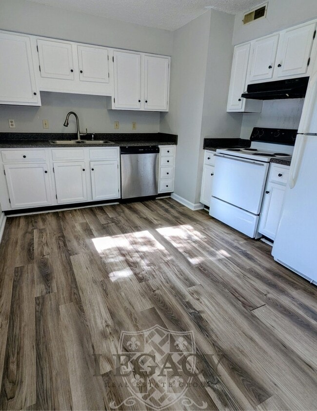 Foto del edificio - 2436 Thoroughbred Dr