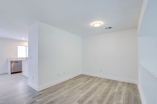 Foto del edificio - Gorgeous 3 bedroom 2.5 bathroom Townhome conveniently located in the heart of Henderson.