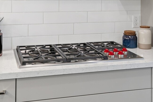 Foto del edificio - Luxury Single-Level Corner Residence with Wolf Kitchen & Private Garage
