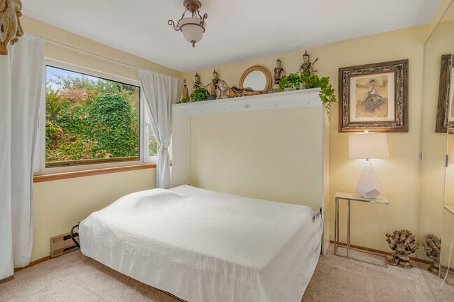 Downstairs Bedroom - 20043 Forest Park Dr NE