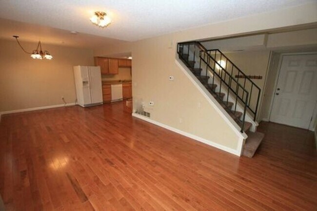 Foto del edificio - Deer Run attached home with yard, 2-car ga...