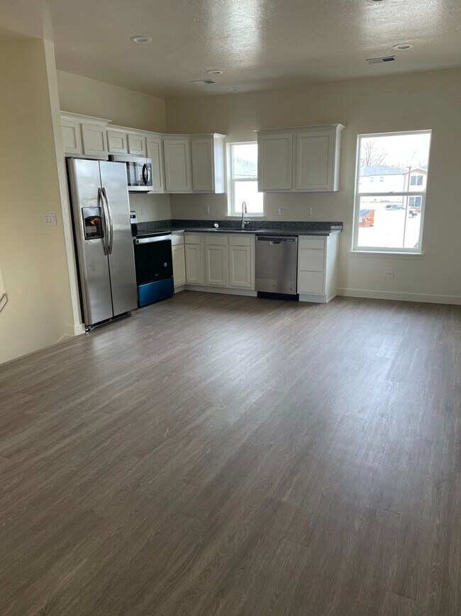 Foto del edificio - 2 Weeks Free Rent – 1 Bed 2 Bath Townhome in Clearfield w/ Flex Room!