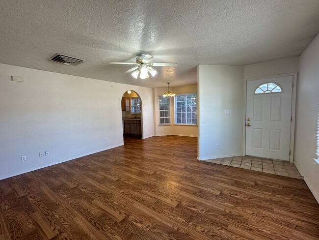 Building Photo - 2 Bedroom 2 Bathroom townhouse available f...