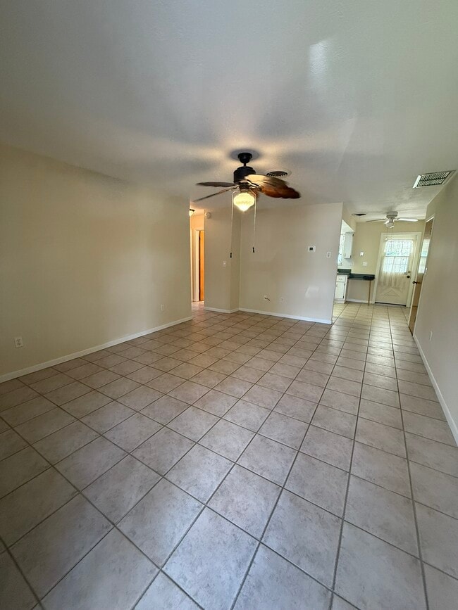 Building Photo - 2427 NW Holiday Ct