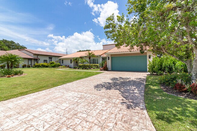 Building Photo - 2385 SW Creekside Dr
