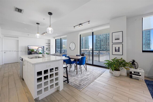 Foto del edificio - 999 SW 1st Ave