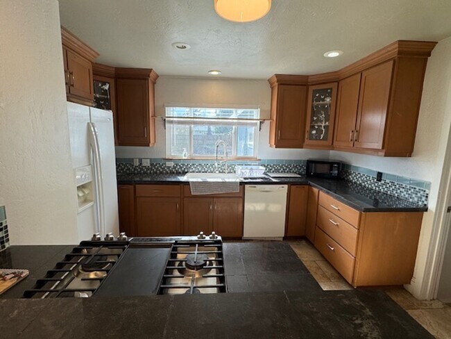 Foto del edificio - DUAL OPPORTUNITY!! 3 BEDROOM HOME + SEPARATE GUEST QUARTERS -FURNISHED OR UNFURNISHED