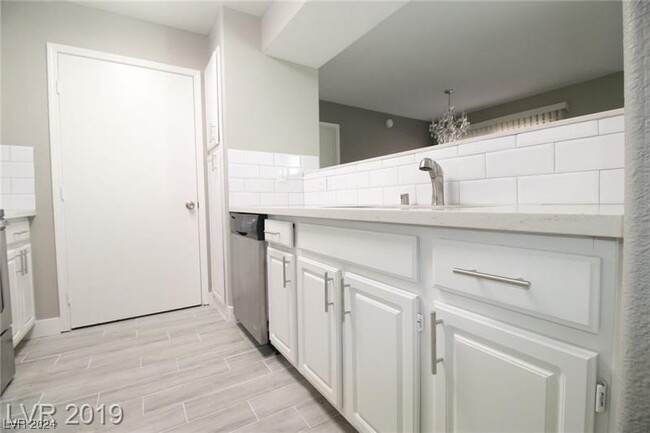 Building Photo - 555 E Silverado Ranch Blvd