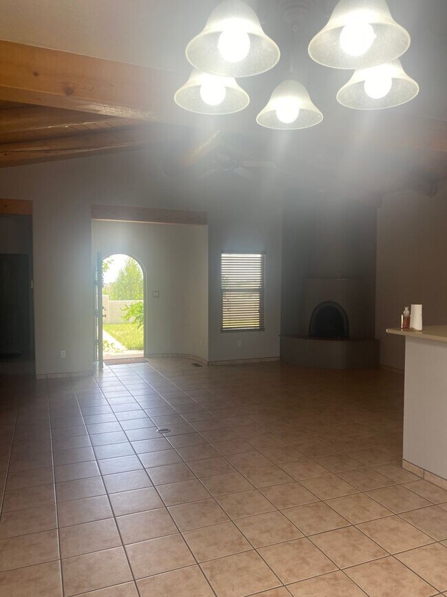 Foto del edificio - COMING SOON -Beautiful home located in rio rancho - aprox 1700 sq ft - 528 and Iris
