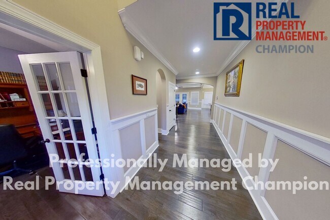 Foto del edificio - Custom Executive Home with Community Water...