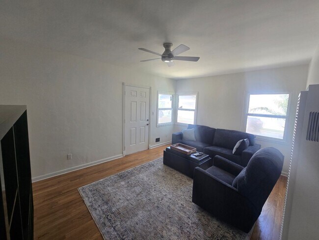 Building Photo - Welcome To The Downtown 2 Bedroom 1 Bath C...