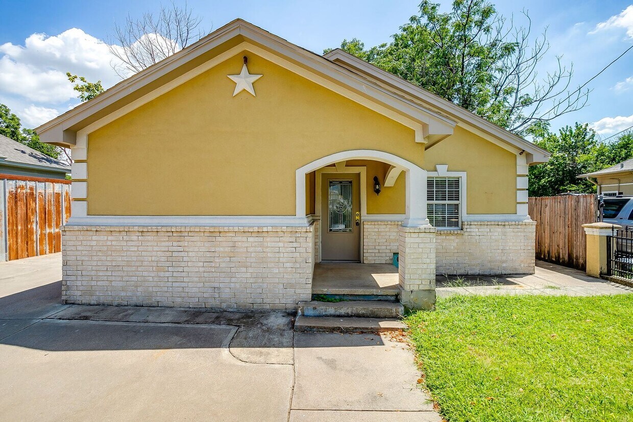 Primary Photo - Spacious 2 Bed, 1 Bath Home in Riverside R...