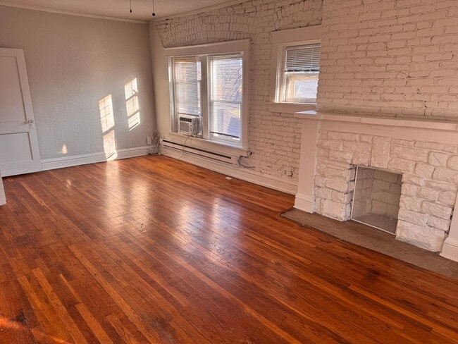 Building Photo - Spacious Two Bedroom Apartment