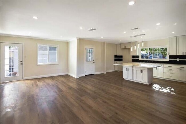 Foto del edificio - 6362 Darby Ave