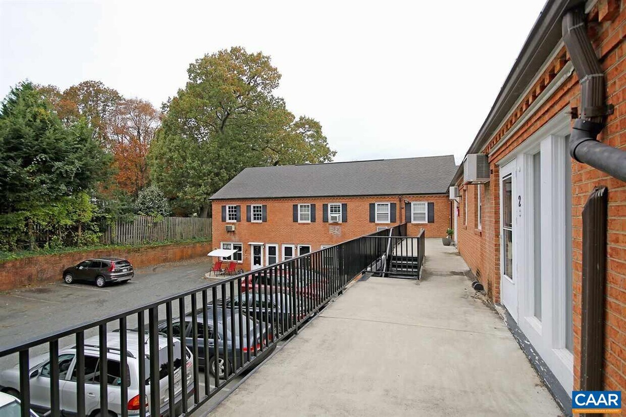 Building Photo - 2114 Ivy Rd