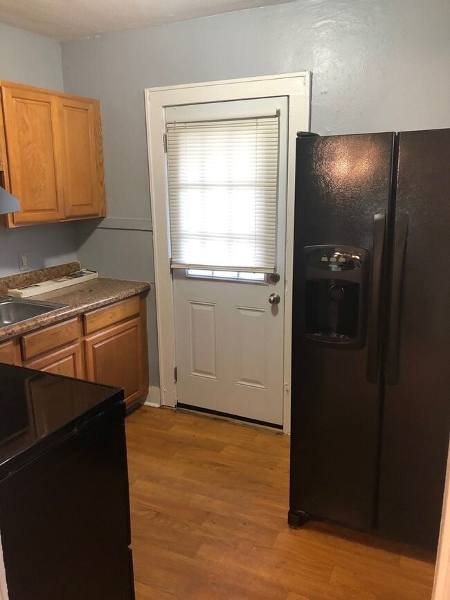 Building Photo - 3 Bed 1 Bath