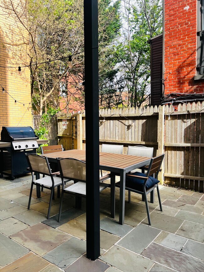 Foto del edificio - 1305 Clifton St NW