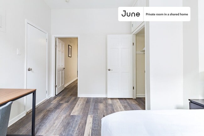 Foto del edificio - Private bedroom in 3 bed/1 bath Home