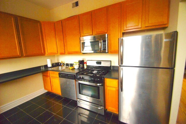 Building Photo - 1155 W Dickens Ave