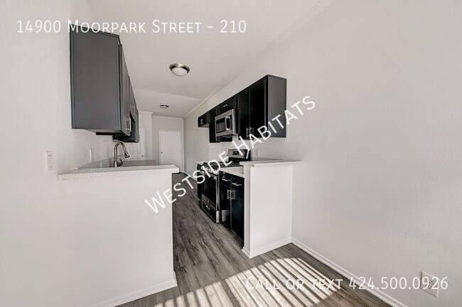 Building Photo - 14900 Moorpark St