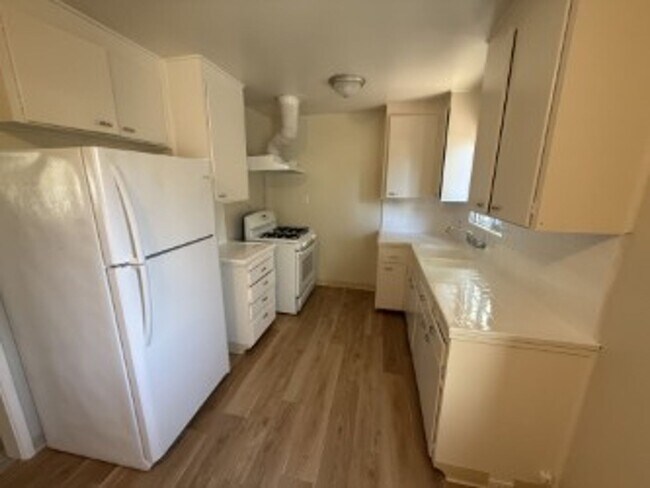 Foto del edificio - Single level 3 bedroom, 1 bath home with new flooring and paint - available now!