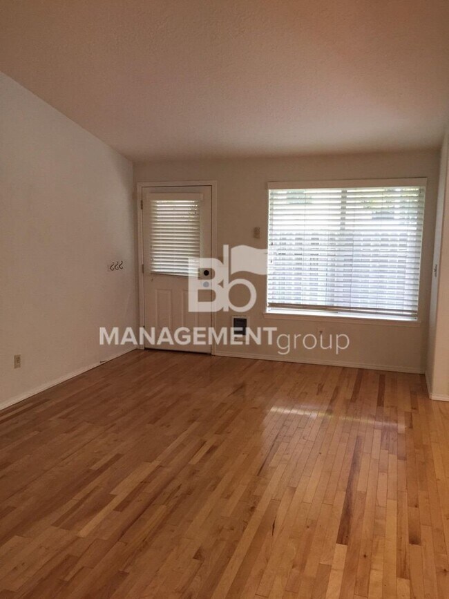 Building Photo - Well maintained Overlook neighborhood tri-...