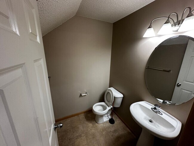Building Photo - 2 Bed 2 Bath Bonus Den townhome