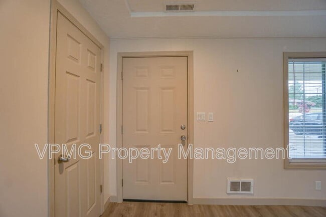 Building Photo - 5404 NE 45th St