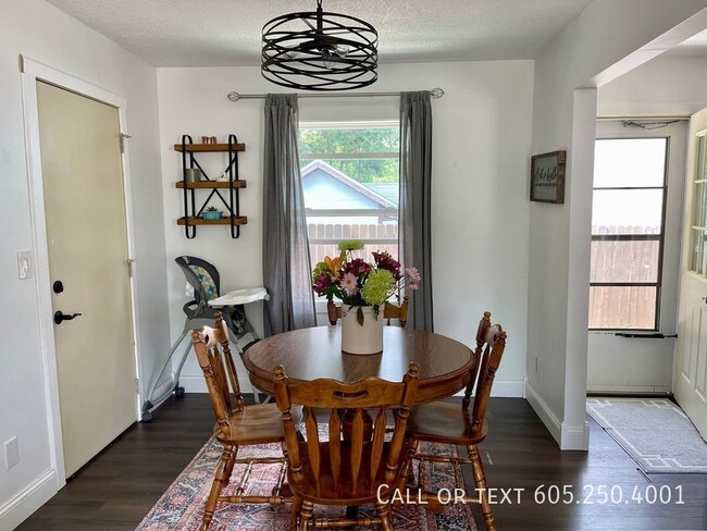 Building Photo - 4 Bed 2 Bath Home
