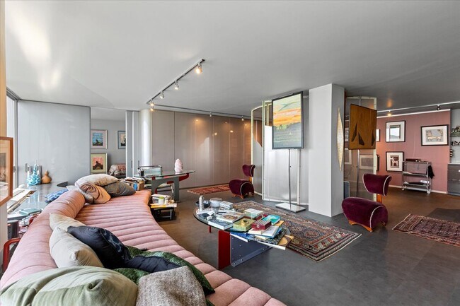 Foto del edificio - 2400 N Lakeview Ave