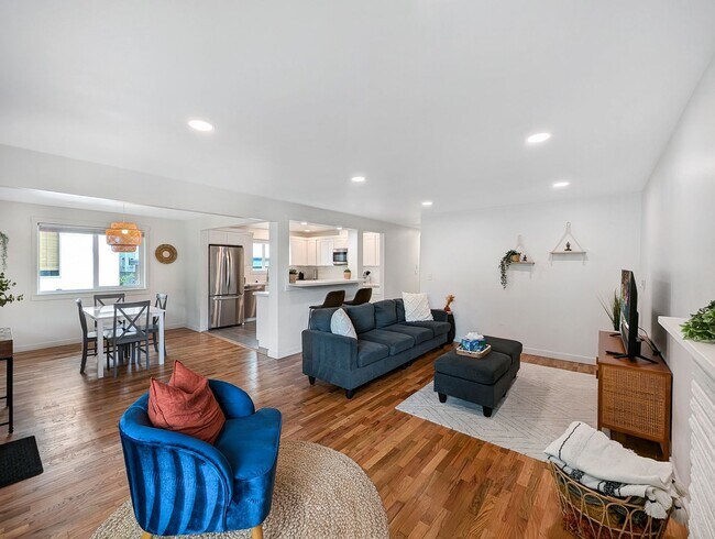 Building Photo - Discover Your Dream Home in a Quiet Seattle Oasis!