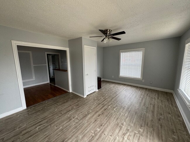 Foto del edificio - 2101 Mitchell Ave