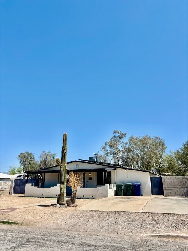 Foto principal - Three bedroom, Two bath