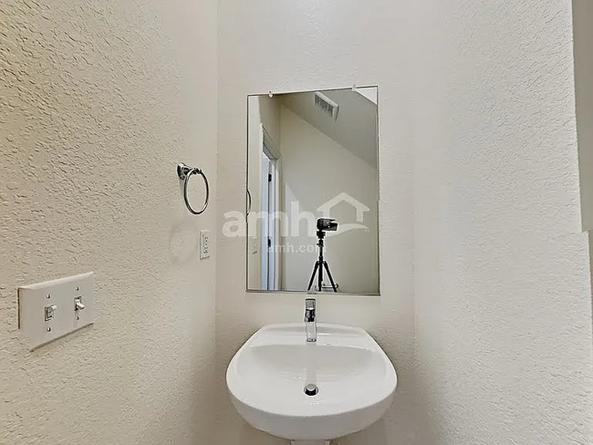 Foto del edificio - 2721 Meadow Crest