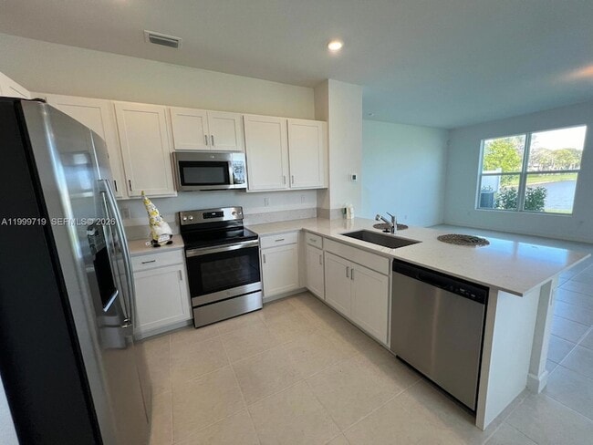 Foto del edificio - 6931 Harbours Edge Ave