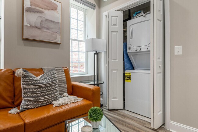 Foto del edificio - 701 E Street Southeast-SI ID1011205P