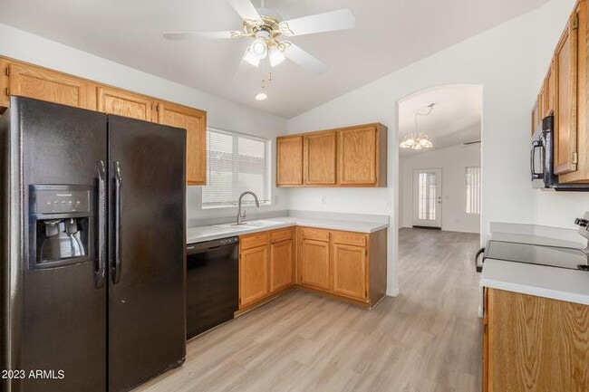 Foto del edificio - 455 N Williams St