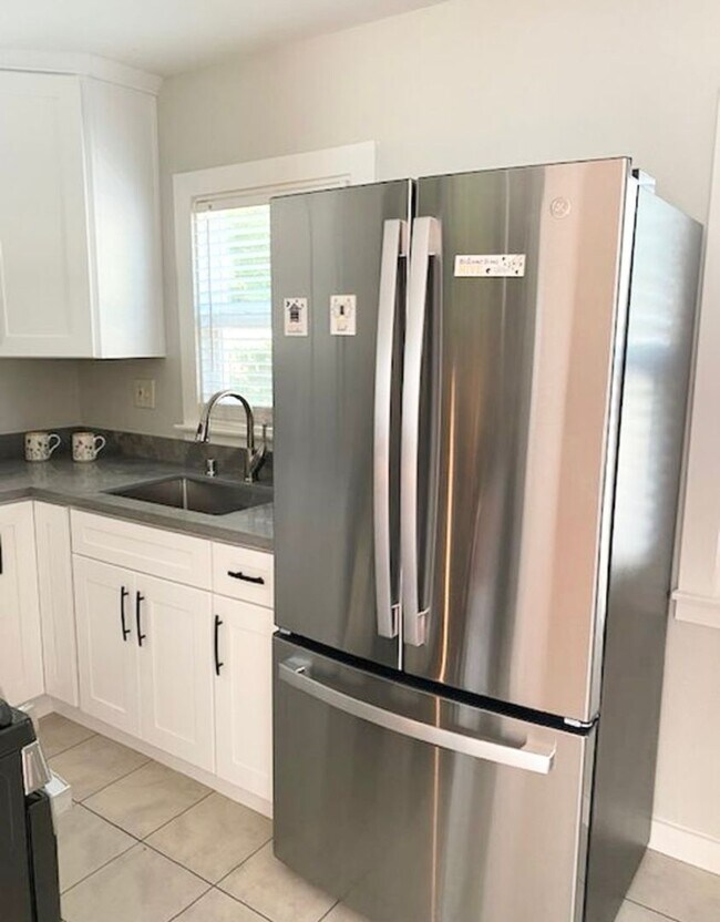Building Photo - Darling Remodeled One Bedroom Cottage for Rent in Old Roseville