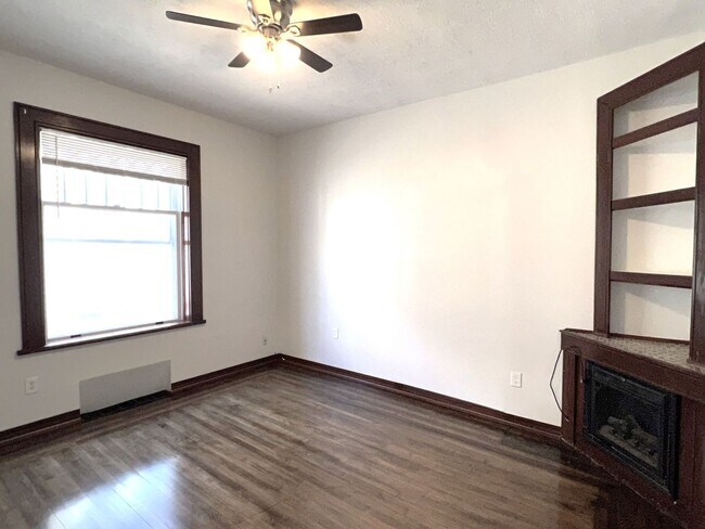 Foto del edificio - Beautiful original woodwork!  3 bed South Omaha home!