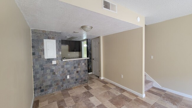 Building Photo - Condo Near Semoran and Curry Ford, Orlando!