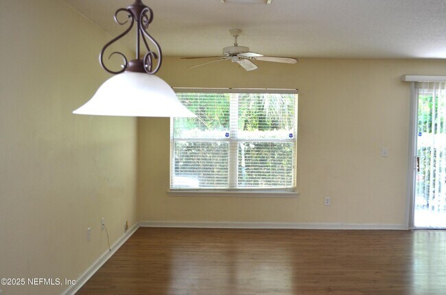 Building Photo - 800 Black Cherry Dr S
