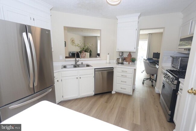 Foto del edificio - 1424 Falcon Nest Ct