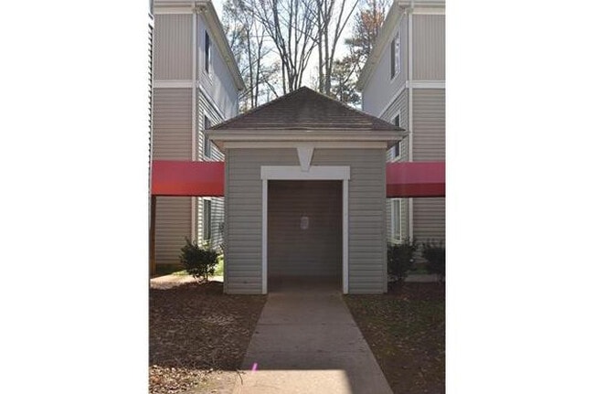 Foto del edificio - Room in Condo on Collegiate Cir