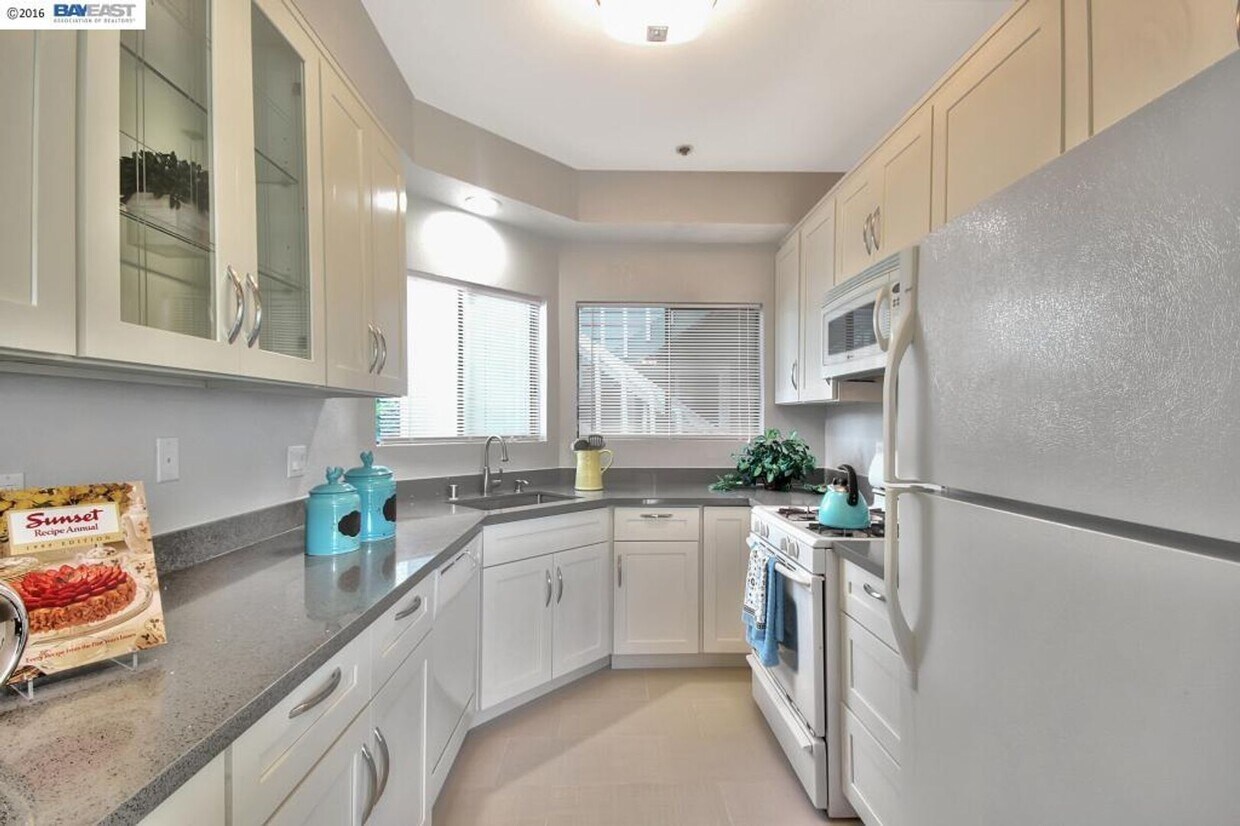 $2590 / GORGEOUS CENTRAL FREMONT CONDO IN... - $2590 /  GORGEOUS CENTRAL FREMONT CONDO IN...