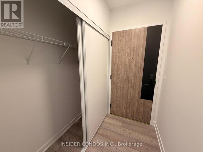 Photo du bâtiment - 1001 The Queensway