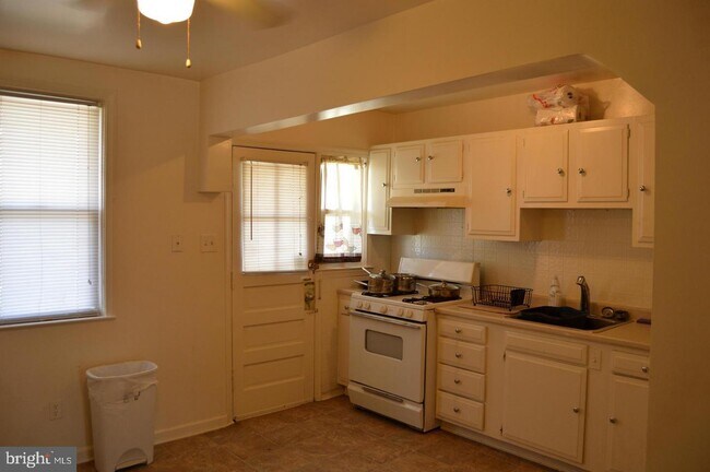 Building Photo - 2113 Harman Ave