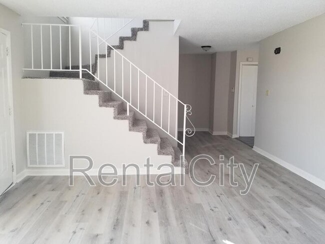 Building Photo - 45 Woodmont Dr