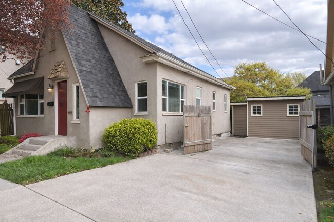 Photo - 309 W McLoughlin Blvd House