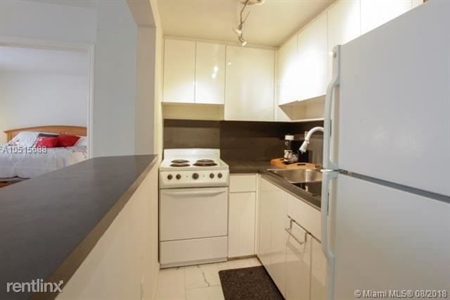 Building Photo - 1 br, 1 bath Condo - 865 Collins Ave 203